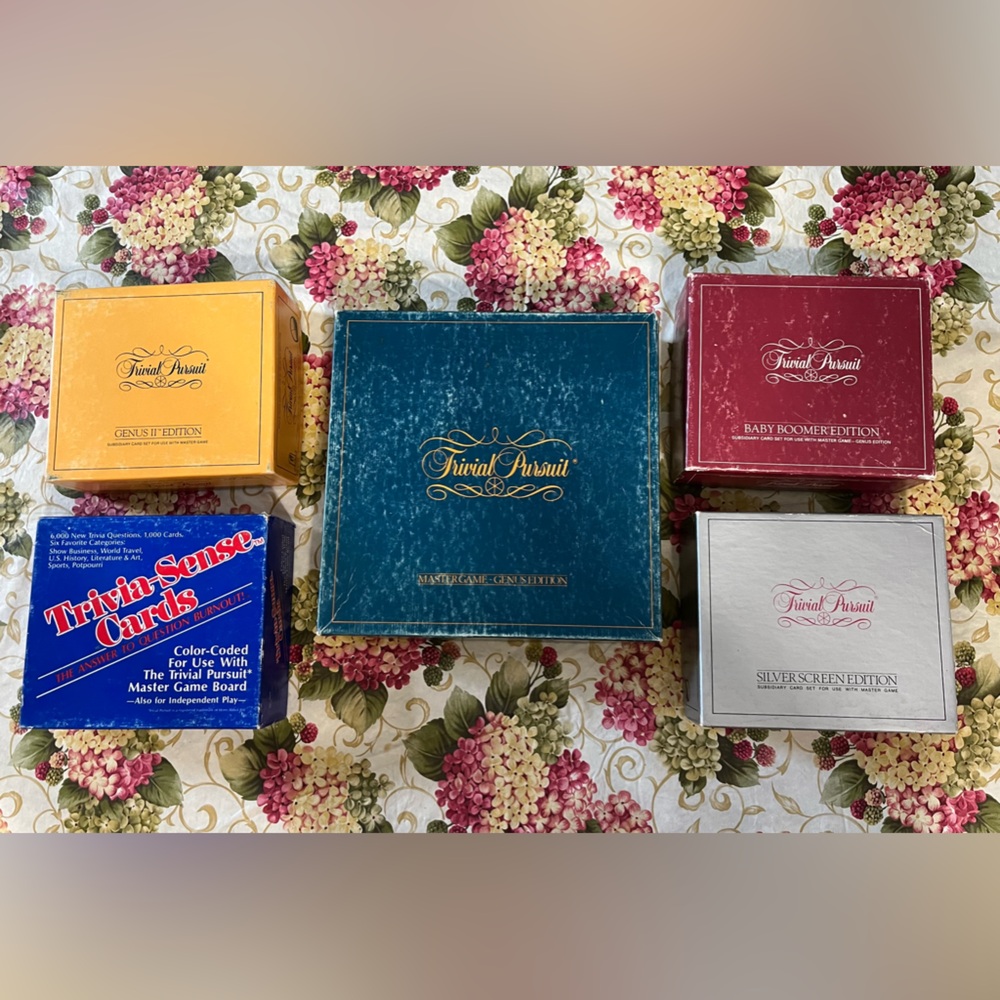 Set of 5 Vintage Trivial pursuit game cards and original Master Game Board!